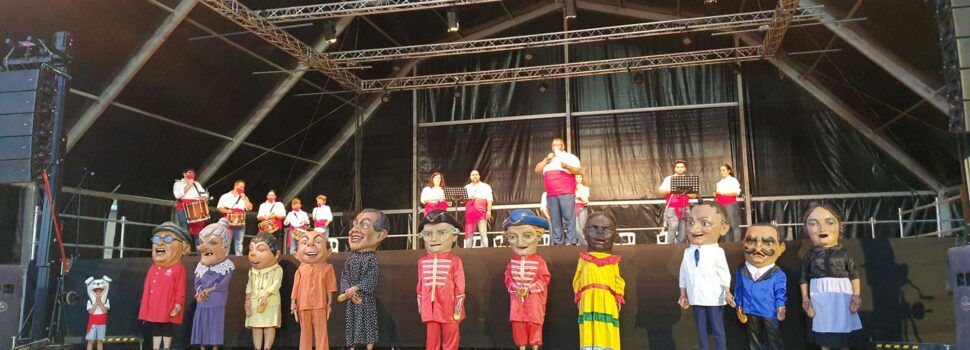 Fotos: nanos i gegants a la plaça de bous de Vinaròs