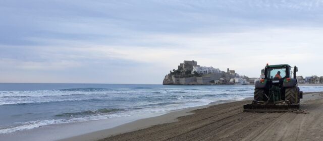 Peñíscola ha destinado 2500 horas a la limpieza y desinfección de sus playas este julio