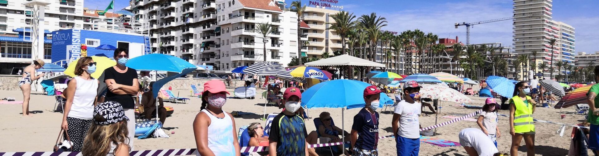 L’alumnat de L’Escola d’Estiu de Peníscola visita el dispositiu de salvament de la platja Nord