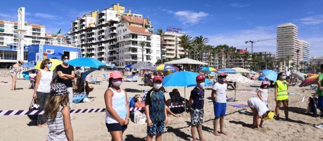 L’alumnat de L’Escola d’Estiu de Peníscola visita el dispositiu de salvament de la platja Nord