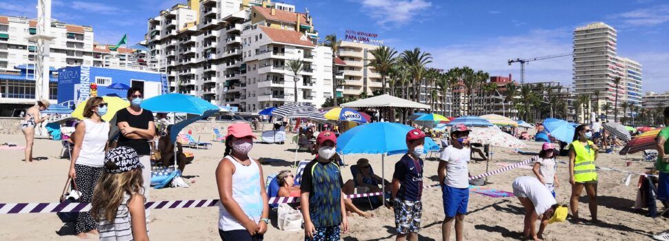 L’alumnat de L’Escola d’Estiu de Peníscola visita el dispositiu de salvament de la platja Nord