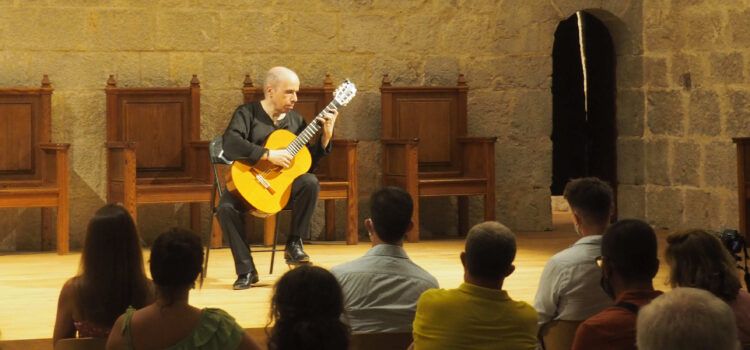 Pedro Navarro, rere Carles Pons, actua en el XVIII Festival Internacional de Guitarra de Hondarribia-Peníscola