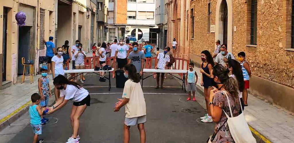 La gente joven de Benicarló participa en la oferta festiva de las peñas