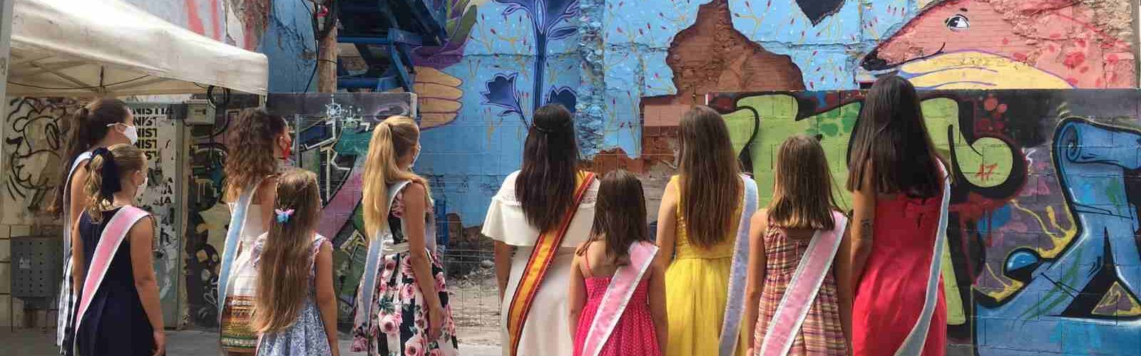 Reina y damas de Benicarló visitan el Mercado de Artesanos y los murales del Camden Bló