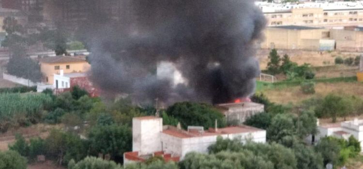 Incendio en una caseta abandonada junto a la avenida de Pío XII de Vinaròs