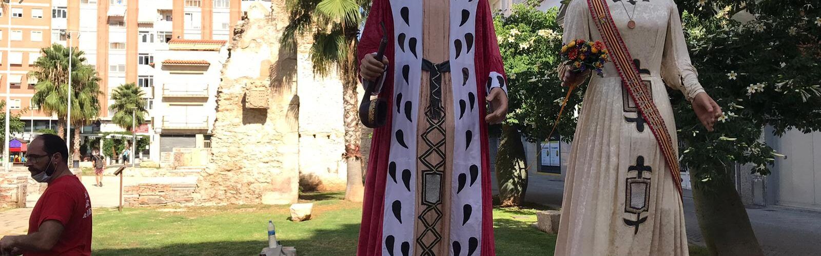 Dos gegants de Vinaròs surten a veure com està el poble