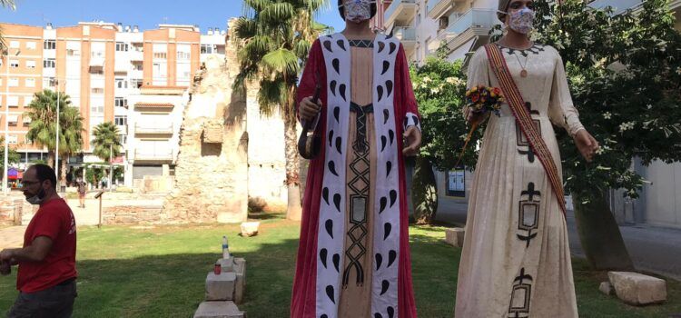 Dos gegants de Vinaròs surten a veure com està el poble