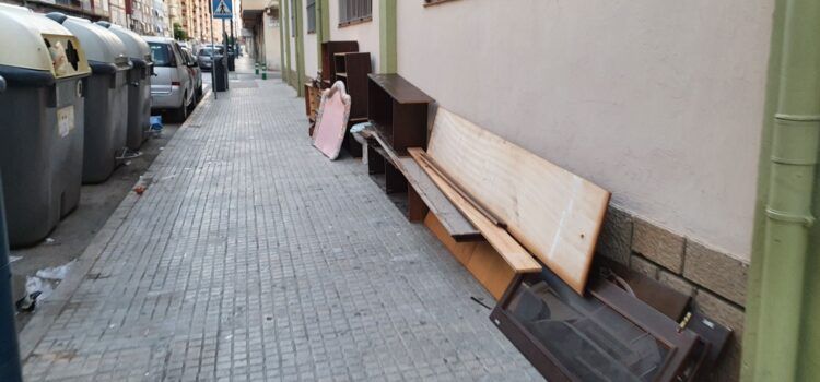 Fotos: acumulació de deixalles al carrer a Vinaròs
