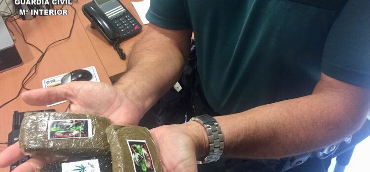 Detenidos 3 ocupantes de un vehículo por tráfico de drogas en Sorita