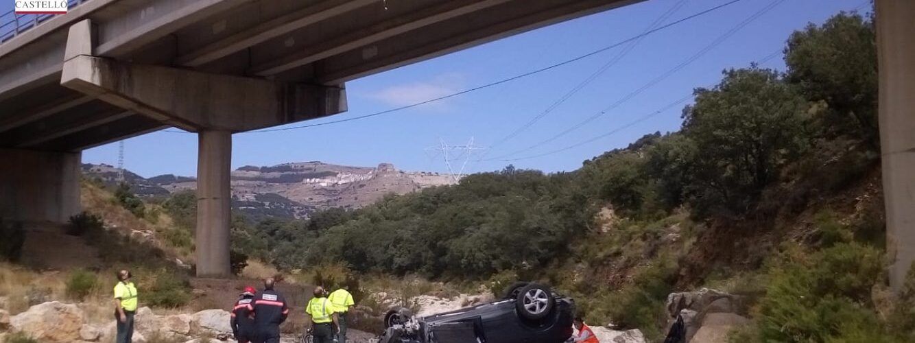 Cae un coche a un barranco en Ares