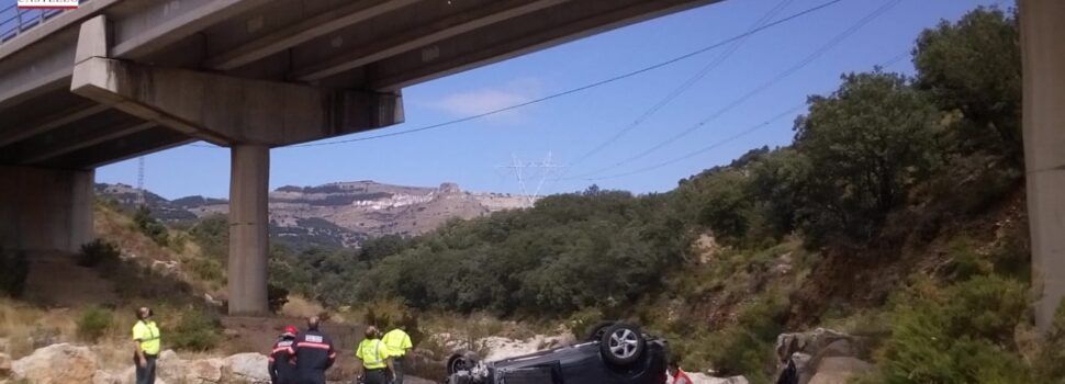 Cae un coche a un barranco en Ares