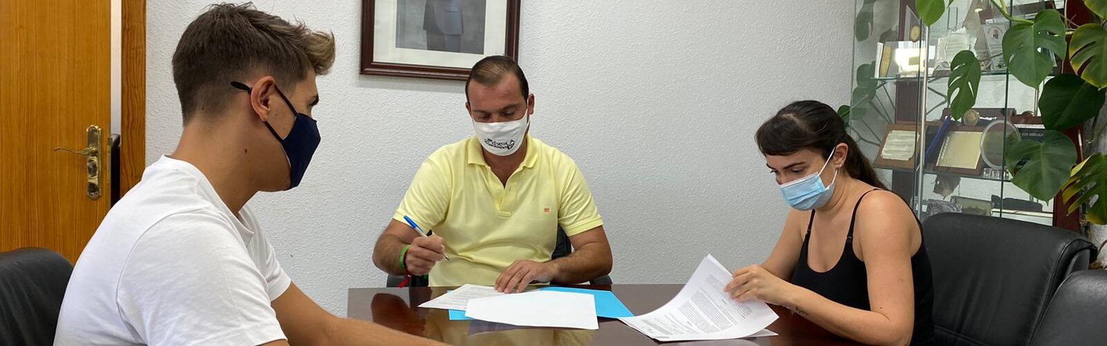 El Ayuntamiento de Peñíscola y la Asociación Ménades de Irta firman el convenio de colaboración para la promoción cultural y artística