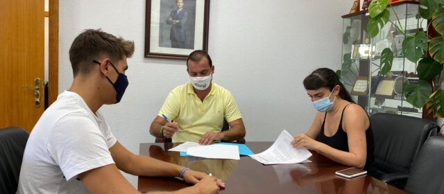 El Ayuntamiento de Peñíscola y la Asociación Ménades de Irta firman el convenio de colaboración para la promoción cultural y artística