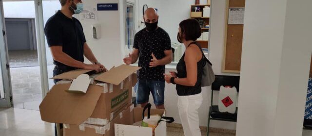 L’Ajuntament d’Alcanar reparteix 1400 equips anti-covid-19 als centres educatius del municipi