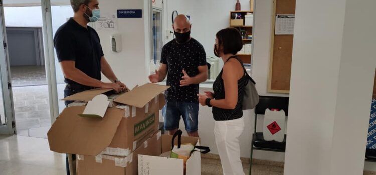 L’Ajuntament d’Alcanar reparteix 1400 equips anti-covid-19 als centres educatius del municipi