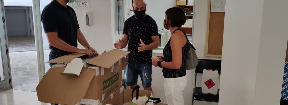 L’Ajuntament d’Alcanar reparteix 1400 equips anti-covid-19 als centres educatius del municipi
