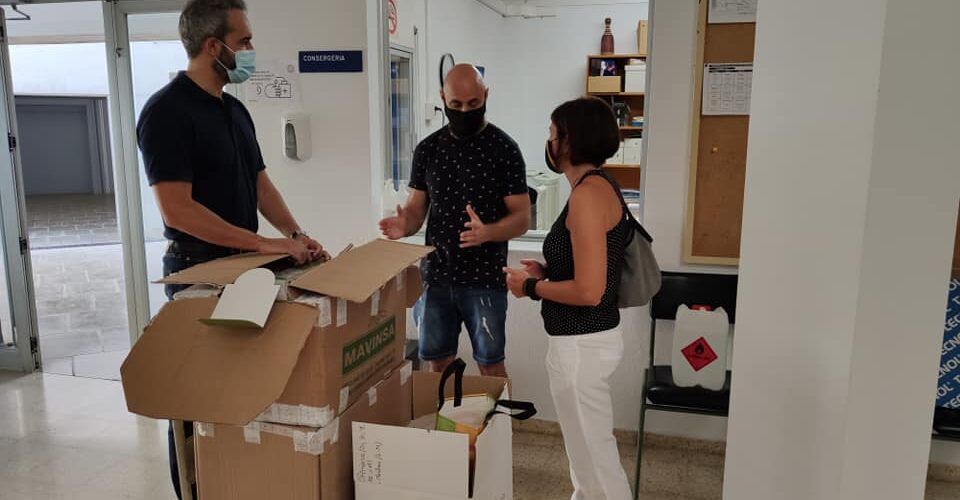 L’Ajuntament d’Alcanar reparteix 1400 equips anti-covid-19 als centres educatius del municipi