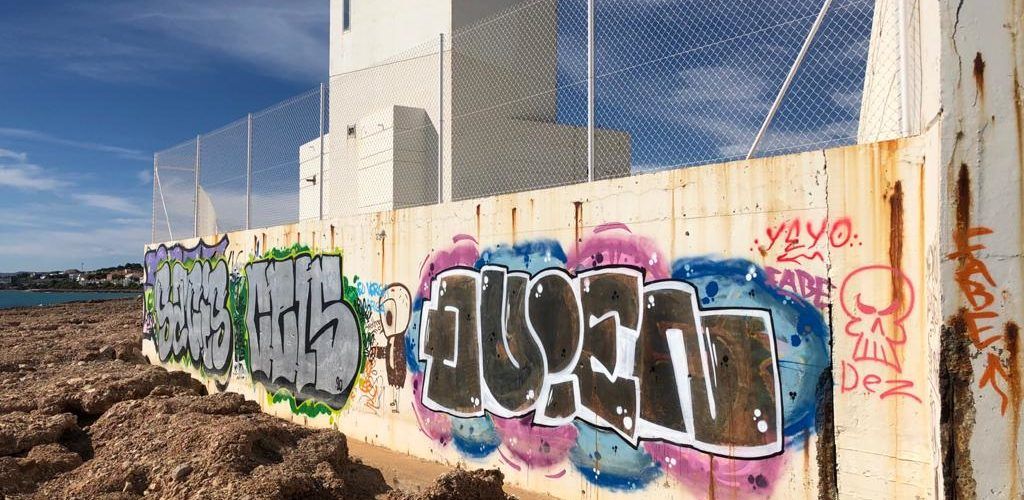 Alcalà-Alcossebre sol·licita a l’Autoritat Portuària de Castelló que s’eliminen les pintades del far de Alcossebre