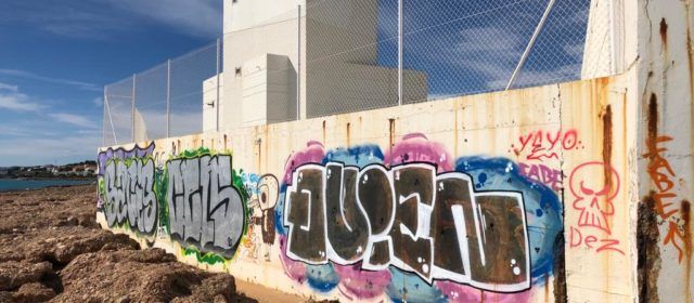 Alcalà-Alcossebre sol·licita a l’Autoritat Portuària de Castelló que s’eliminen les pintades del far de Alcossebre
