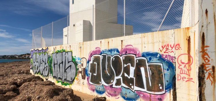 Alcalà-Alcossebre sol·licita a l’Autoritat Portuària de Castelló que s’eliminen les pintades del far de Alcossebre