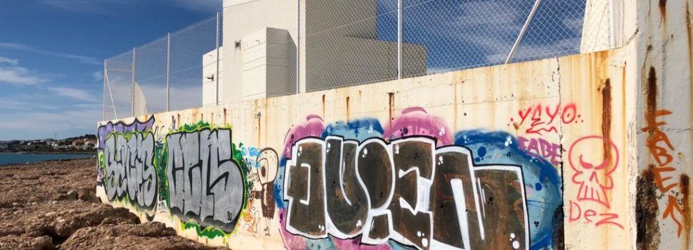 Alcalà-Alcossebre sol·licita a l’Autoritat Portuària de Castelló que s’eliminen les pintades del far de Alcossebre