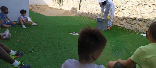 ‘Apiamigas’ o cómo enseñar la apicultura a los escolares de Els Ports