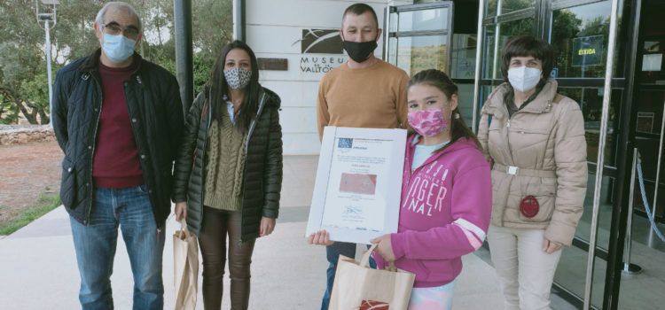 El Museu de la Valltorta lliura el premi a una alumna del CRA Aiguaneu