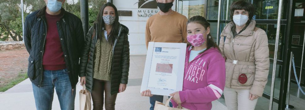 El Museu de la Valltorta lliura el premi a una alumna del CRA Aiguaneu