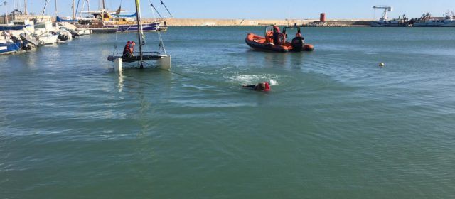Rescatada ilesa una pareja frente a Peñíscola tras volcar su catamarán