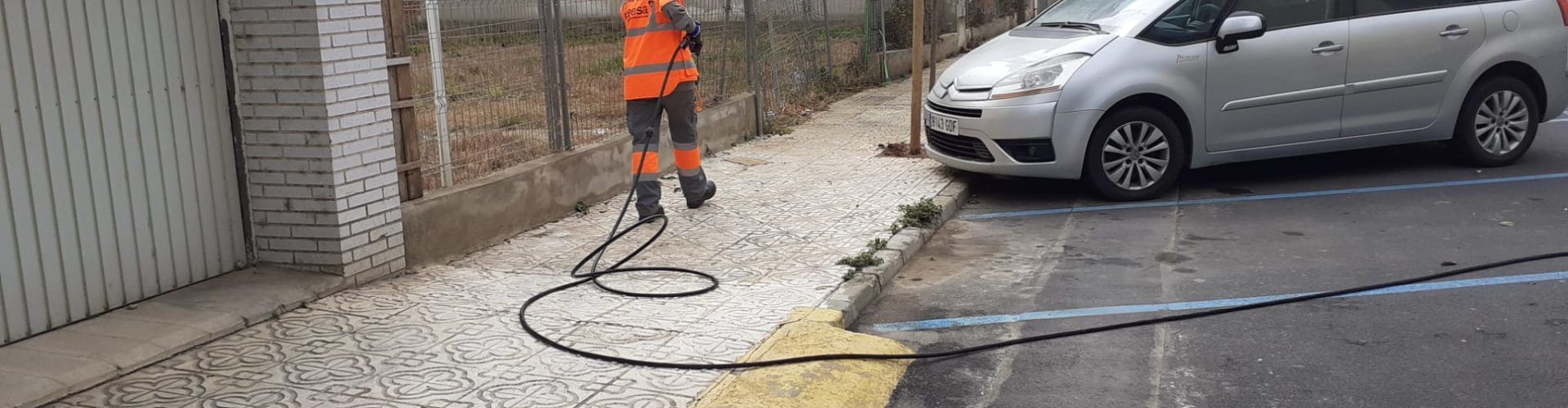 Peníscola suma ja quasi 4000 hores de treballs de desinfecció de vials i edificis públics des del mes de març