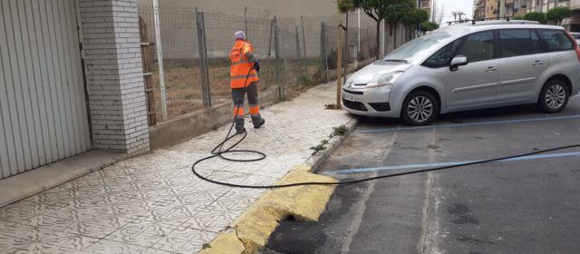 Peníscola suma ja quasi 4000 hores de treballs de desinfecció de vials i edificis públics des del mes de març