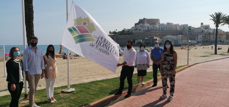 Peníscola celebra el Dia Nacional dels Pobles més Bonics d’Espanya amb la hissada de la bandera acreditativa