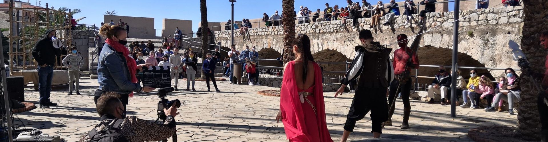 Los visitantes y turistas se convierten en actores por un día este puente en Peñíscola