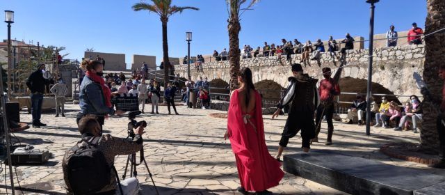 Los visitantes y turistas se convierten en actores por un día este puente en Peñíscola