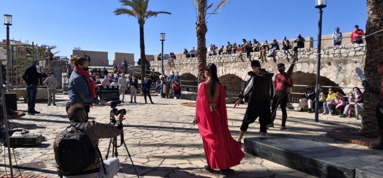 Los visitantes y turistas se convierten en actores por un día este puente en Peñíscola
