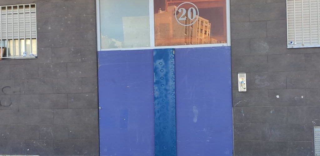 La Policia Local de Benicarló tanca un edifici desocupat per motius de salubritat