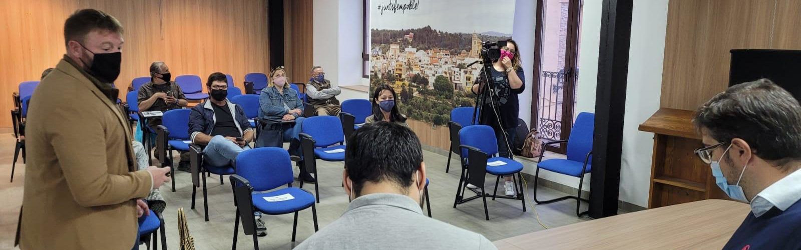 El Ayuntamiento presenta a los vecinos de Sant Jordi el proyecto del huerto solar más importante de la provincia