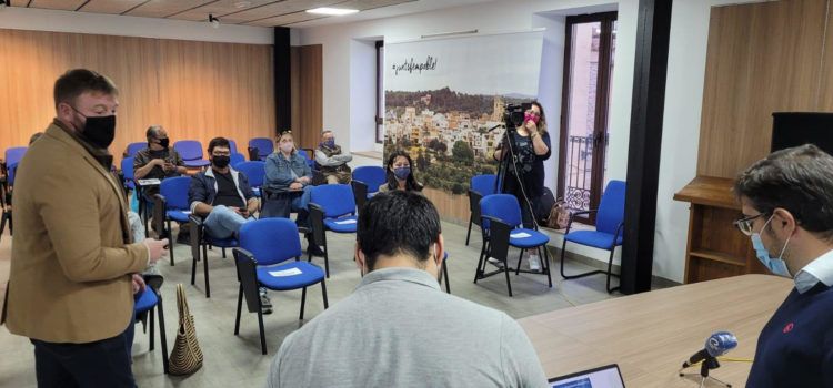 El Ayuntamiento presenta a los vecinos de Sant Jordi el proyecto del huerto solar más importante de la provincia