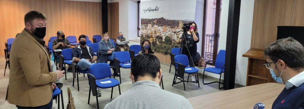 El Ayuntamiento presenta a los vecinos de Sant Jordi el proyecto del huerto solar más importante de la provincia