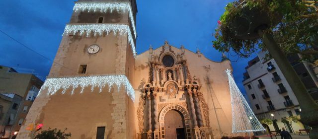 Vinaròs mantiene luces navideñas para revitalizar el comercio