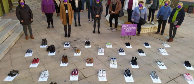 Canet honra a les víctimes de la violència masclista amb un acte reivindicatiu