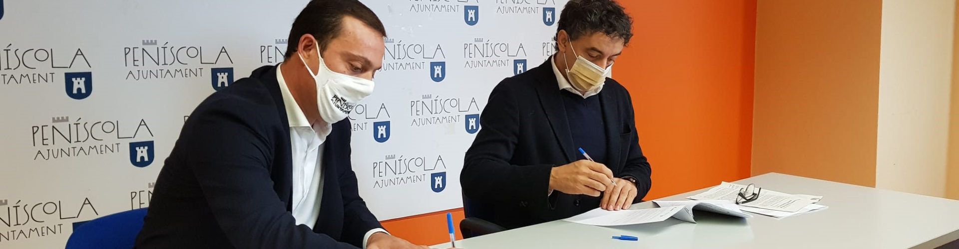 Colomer firma en Peñíscola el convenio para fomentar el turismo cinematográfico en el municipio y en la Comunitat Valenciana
