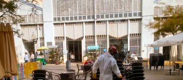Els bombers desinfecten Vinaròs i les altres ciutats castellonenques més afectades ara per la pandèmia