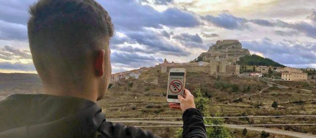 La falta de cobertura para móviles, eterno problema en los pueblos de Els Ports