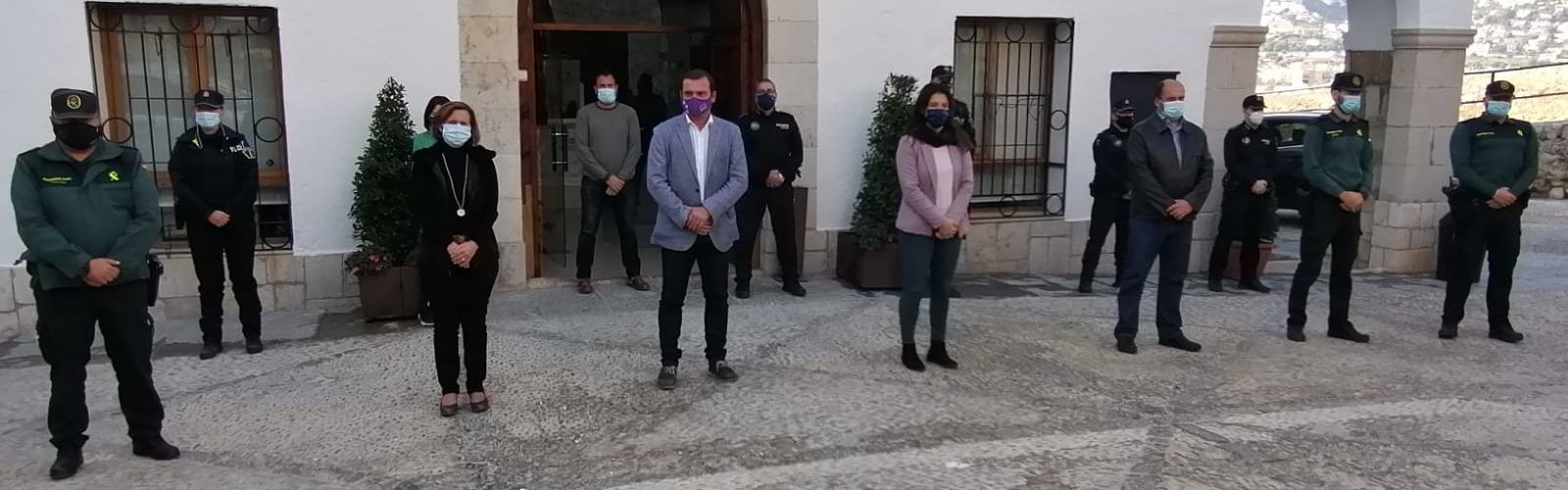 El Ayuntamiento de Peñíscola se ha sumado al minuto de silencio por las víctimas de la violencia de género
