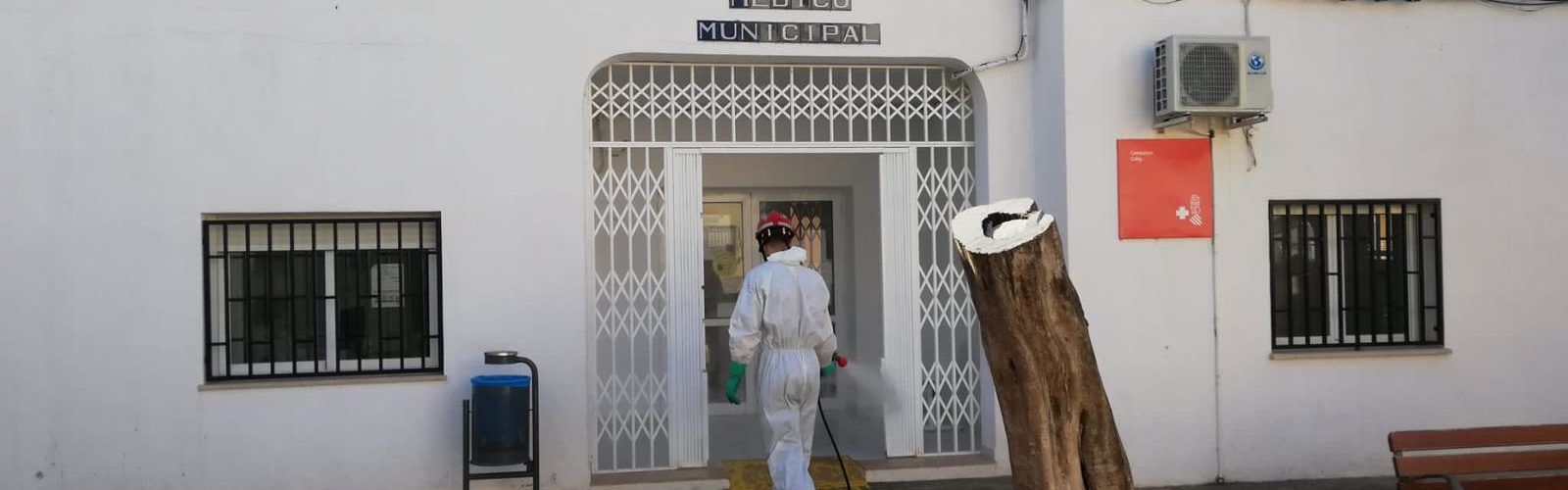 Bombers i Ajuntament desinfecten els establiments locals i edificis municipals de Càlig