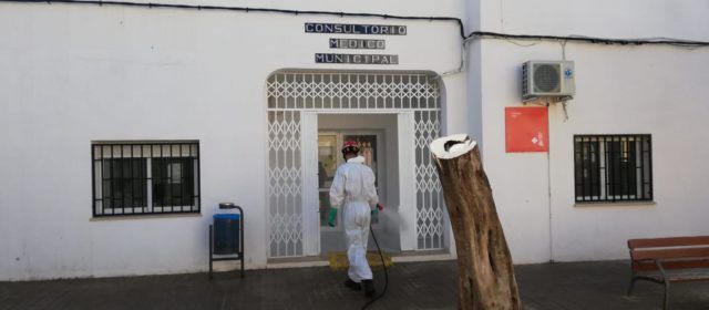 Bombers i Ajuntament desinfecten els establiments locals i edificis municipals de Càlig