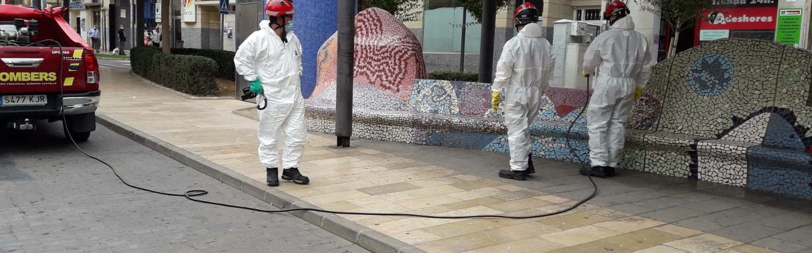 Els bombers realitzen tasques de desinfecció a Vinaròs