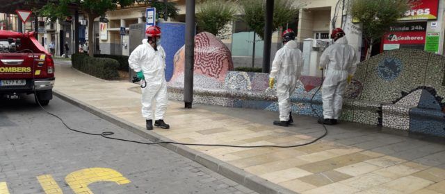 Els bombers realitzen tasques de desinfecció a Vinaròs