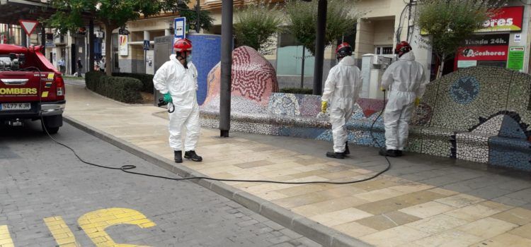 Els bombers realitzen tasques de desinfecció a Vinaròs